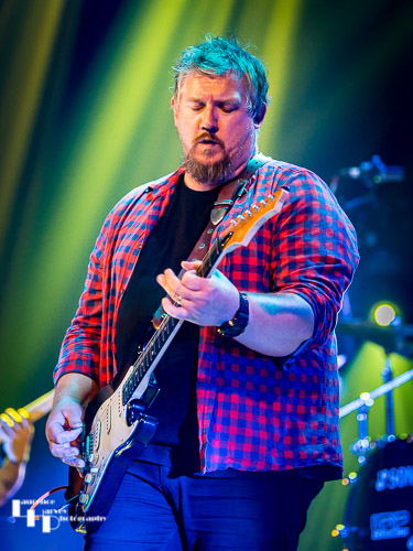 Stevie Nimmo on guitar & vocals