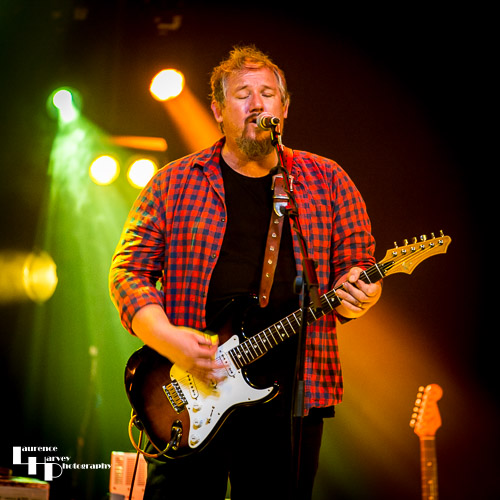 Stevie Nimmo on guitar & vocals