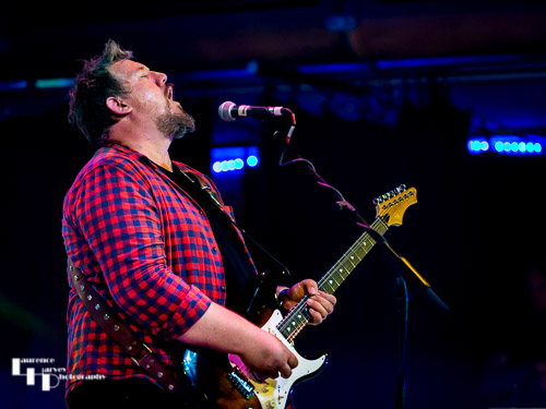 Stevie Nimmo on guitar & vocals