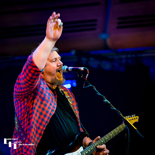 Stevie Nimmo on guitar & vocals