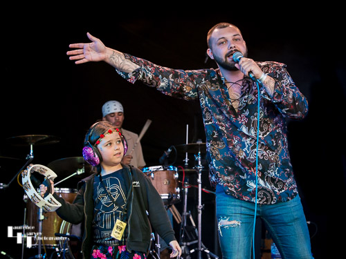 Southbound: Tom Ford on vocals with impropmtu guest Ariadne on tamborine