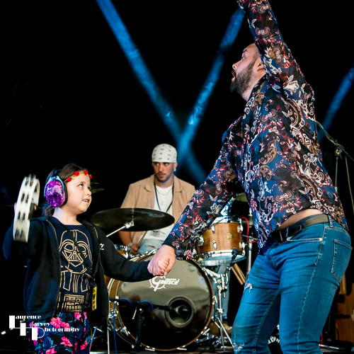 Southbound: Tom Ford on vocals with impropmtu guest Ariadne on tamborine
