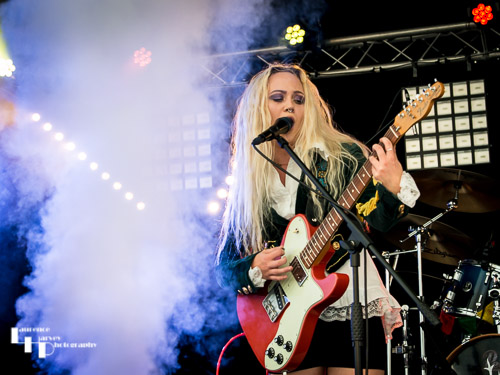 Square Wild: Lucy Shevchuk on vocals & rhythm guitar