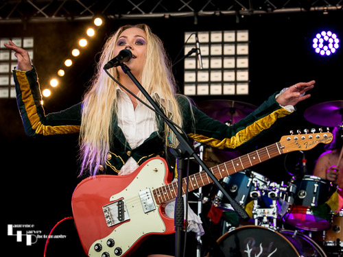 Square Wild: Lucy Shevchuk on vocals & rhythm guitar
