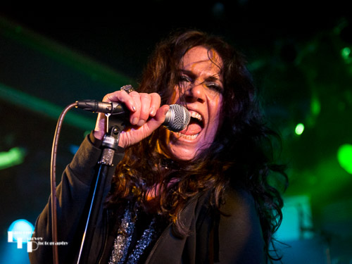 Sari Schorr on vocals