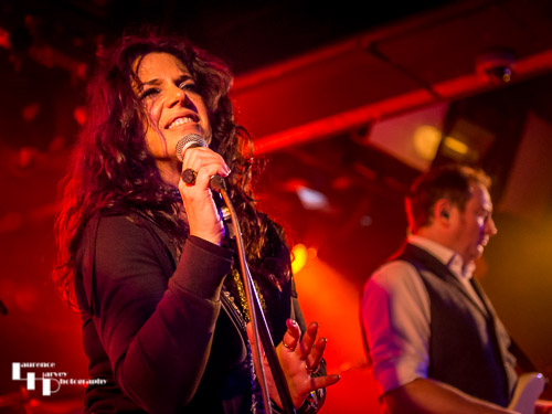 Sari Schorr on vocals