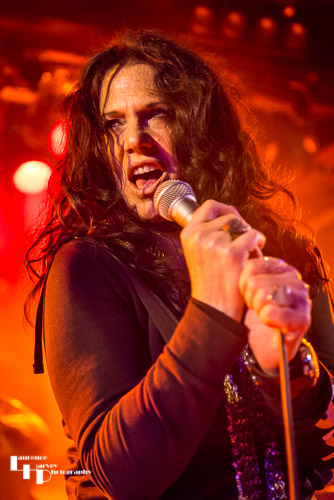 Sari Schorr on vocals