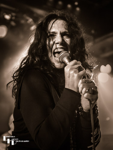 Sari Schorr on vocals