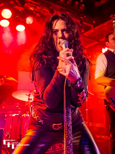 Sari Schorr on vocals