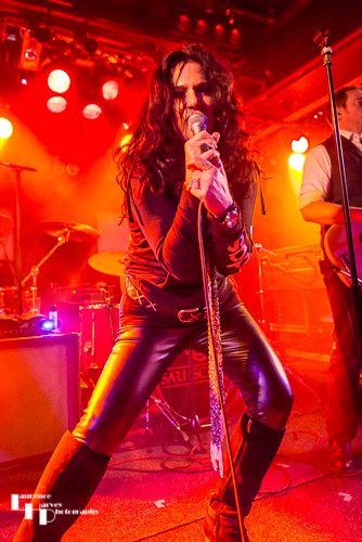 Sari Schorr on vocals