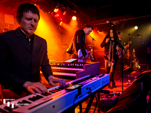 Sari Schorr & her band on stage at The Waterfront
