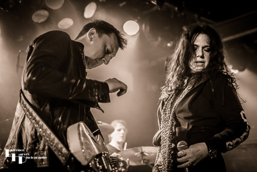 Sari Schorr on vocals & Ash Wilson on guitar