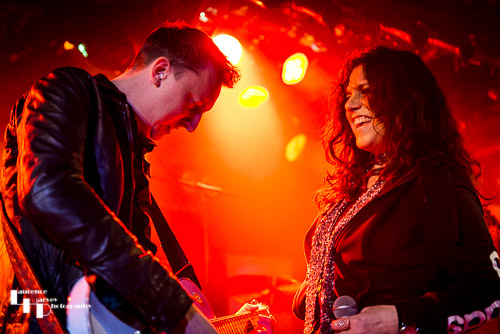 Sari Schorr on vocals & Ash Wilson on guitar