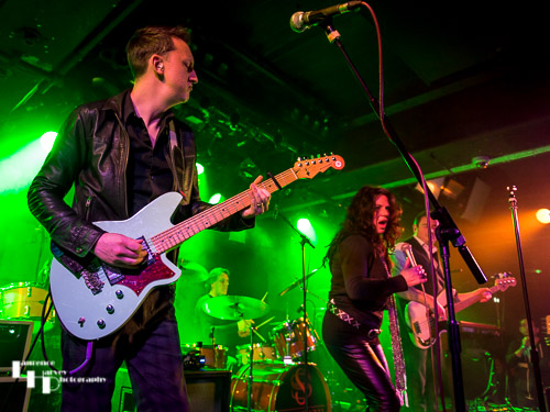 Sari Schorr & her band on stage at The Waterfront