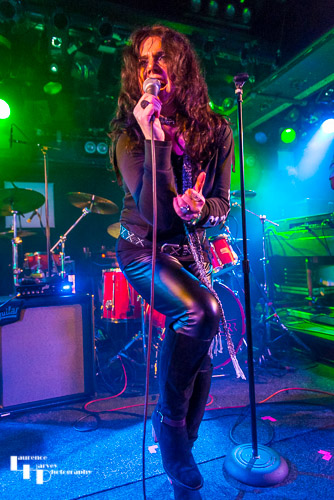 Sari Schorr on vocals