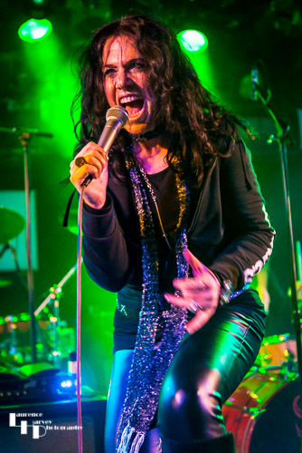 Sari Schorr on vocals