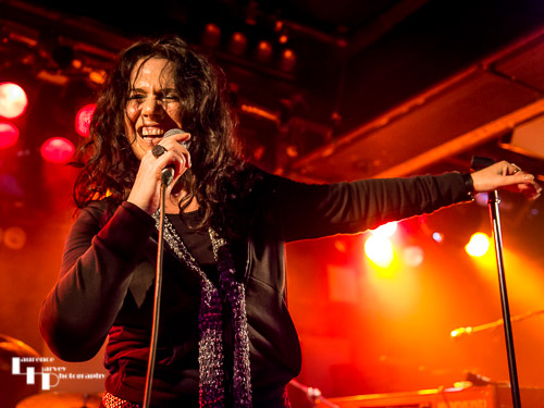 Sari Schorr on vocals