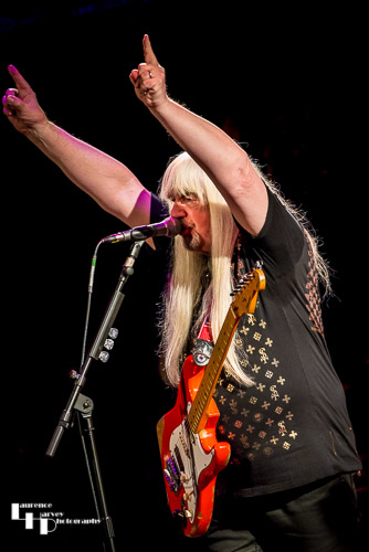 Andy Scott on guitar & vocals