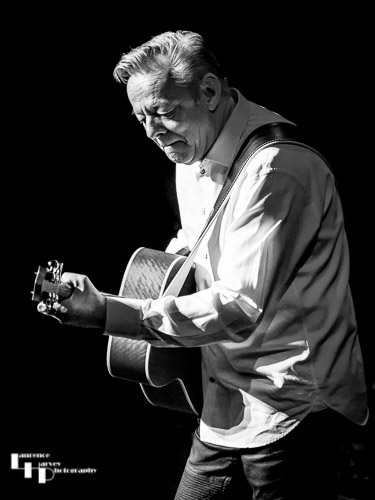 Tommy Emmanuel on guitar