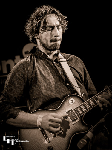 Wille Edwards on vocals & guitar