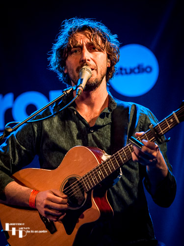 Wille Edwards on vocals & guitar