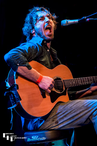 Wille Edwards on vocals & guitar