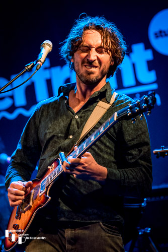 Wille Edwards on vocals & guitar