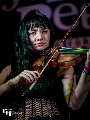 Grace Bond on fiddle & vocals