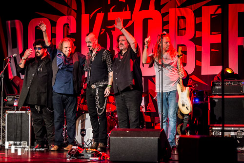 Walter Trout & his band take their final bows