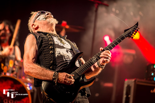 Zal Cleminson on vocals & guitar
