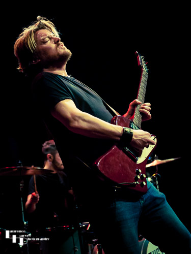 David James Smith on vocals & guitar