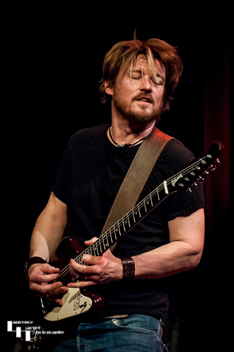 David James Smith on vocals & guitar