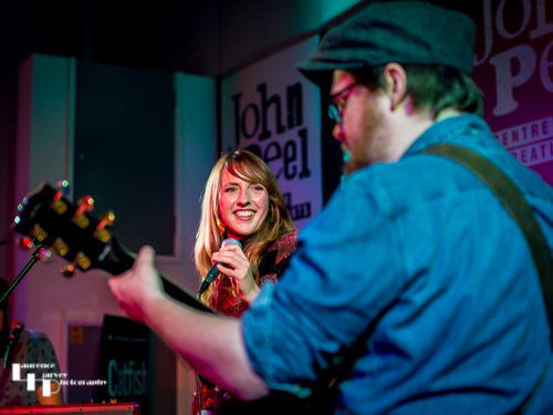 Lauren Dove on vocals & Mark ‘Boweevil’ Howes on guitar
