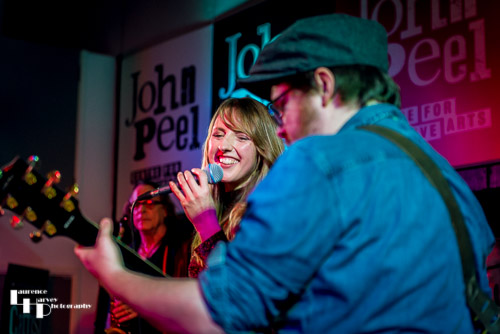 Lauren Dove on vocals & Mark ‘Boweevil’ Howes on guitar