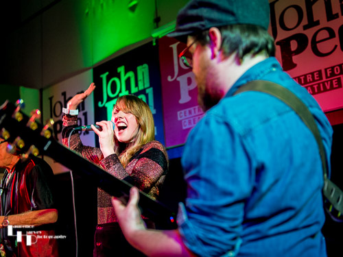 Lauren Dove on vocals & Mark ‘Boweevil’ Howes on guitar