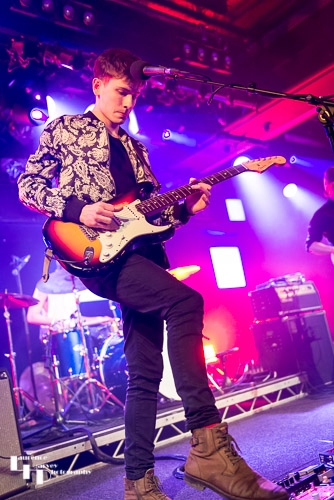 Félix Rabin on vocals & guitar
