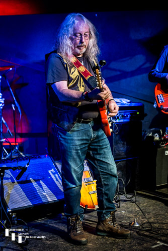 Dave Thomas on guitar & vocals