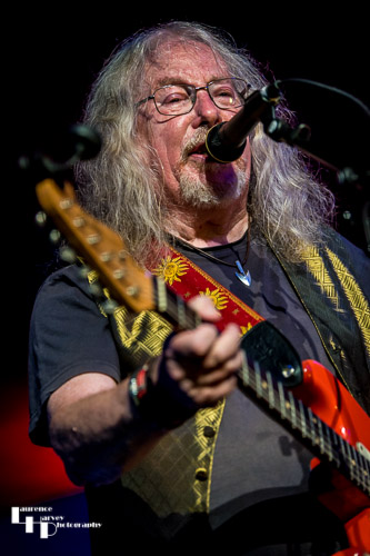 Dave Thomas on guitar & vocals
