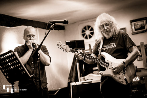 Dave Thomas on guitar & vocals, Gareth Tucker on harmonica
