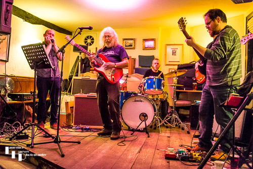 The Journeymen on stage at The Louis Marchesi