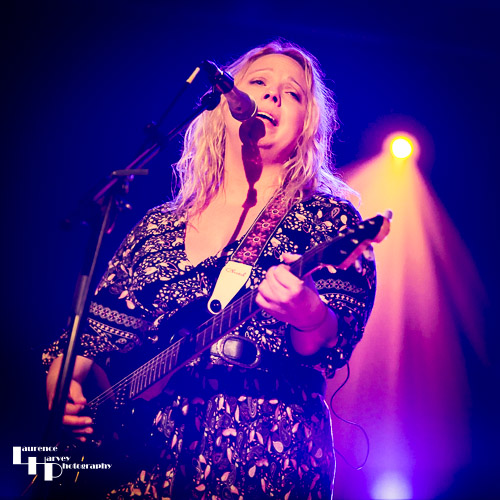 Chantel McGregor on vocals & guitar