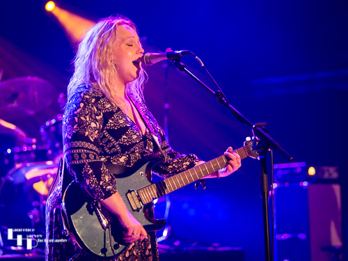 Chantel McGregor on vocals & guitar