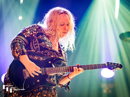 Chantel McGregor on vocals & guitar