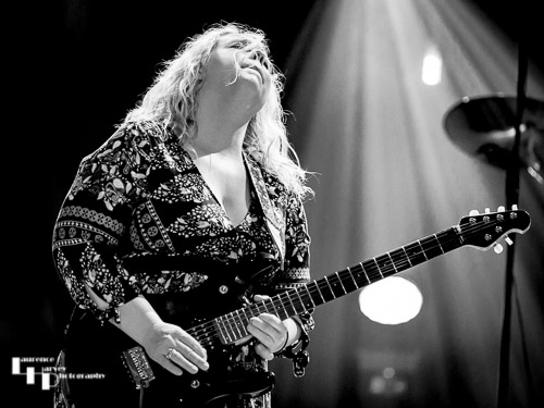 Chantel McGregor on vocals & guitar
