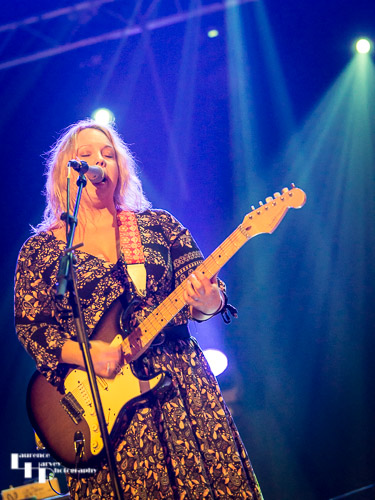 Chantel McGregor on vocals & guitar