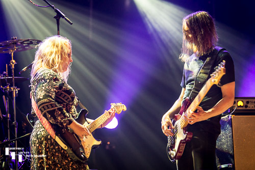 Chantel McGregor on vocals & guitar, Colin Sutton on bass