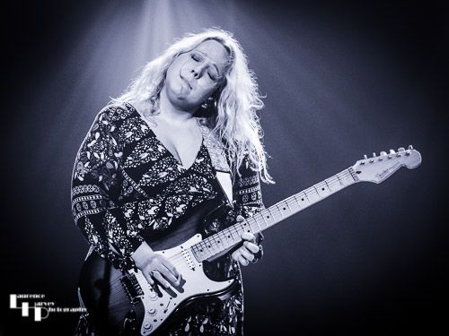Chantel McGregor on vocals & guitar