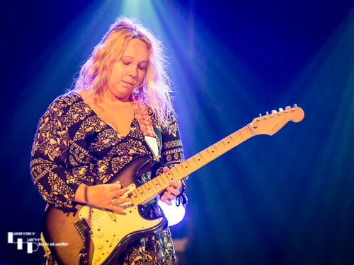 Chantel McGregor on vocals & guitar