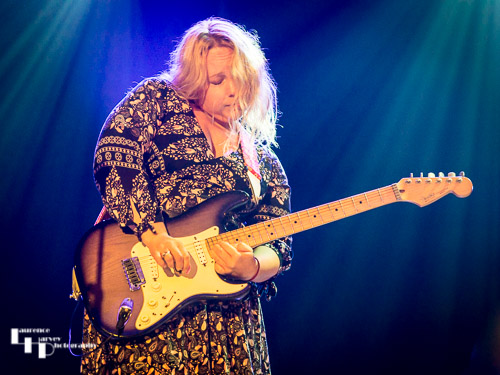 Chantel McGregor on vocals & guitar