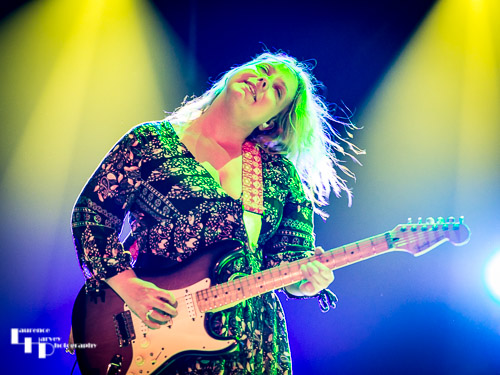 Chantel McGregor on vocals & guitar